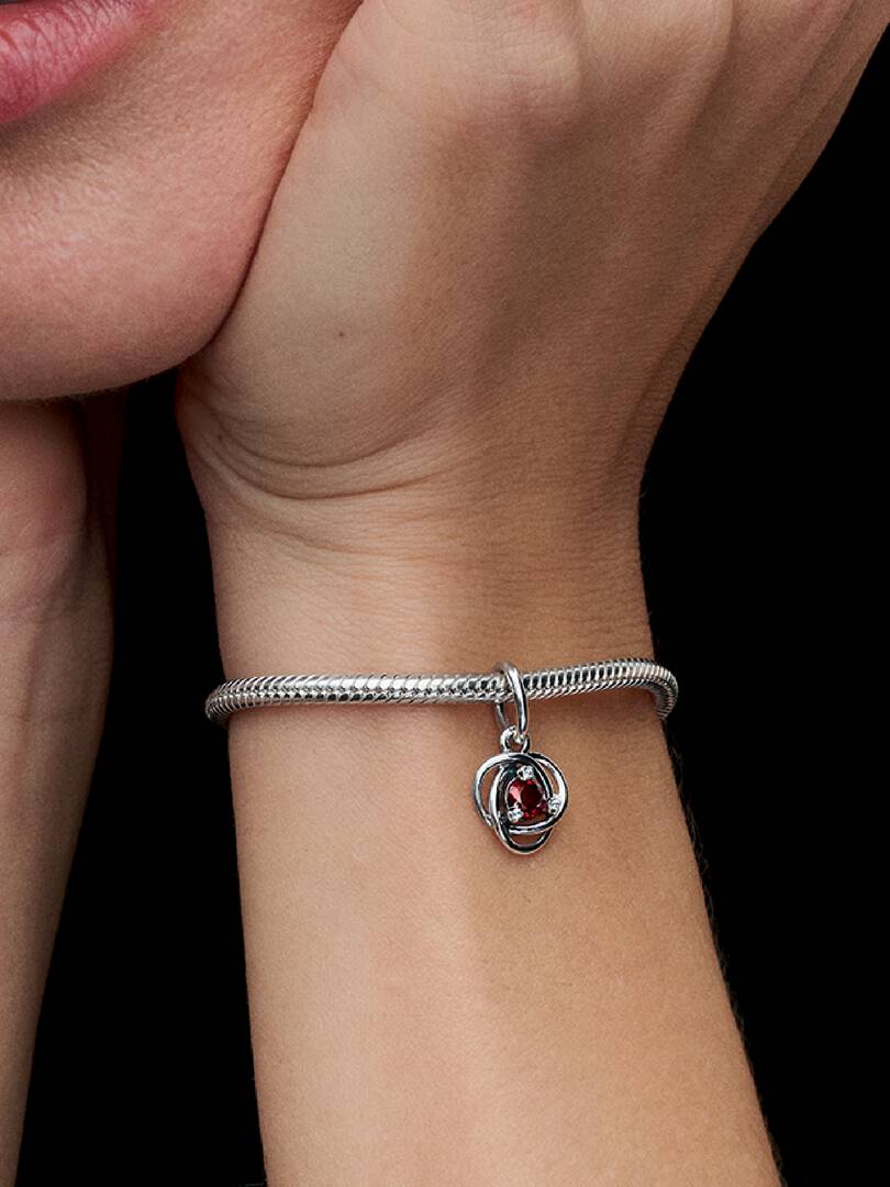 Charm Cerchio Eterno Rosso Scuro Gennaio.    793125C07